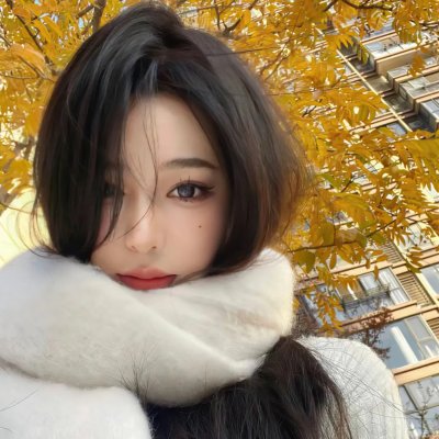 与一位女士合影